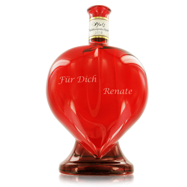 Die tolle rote Herzflasche mit Wunschgravur wirkt fast schon majestätisch.